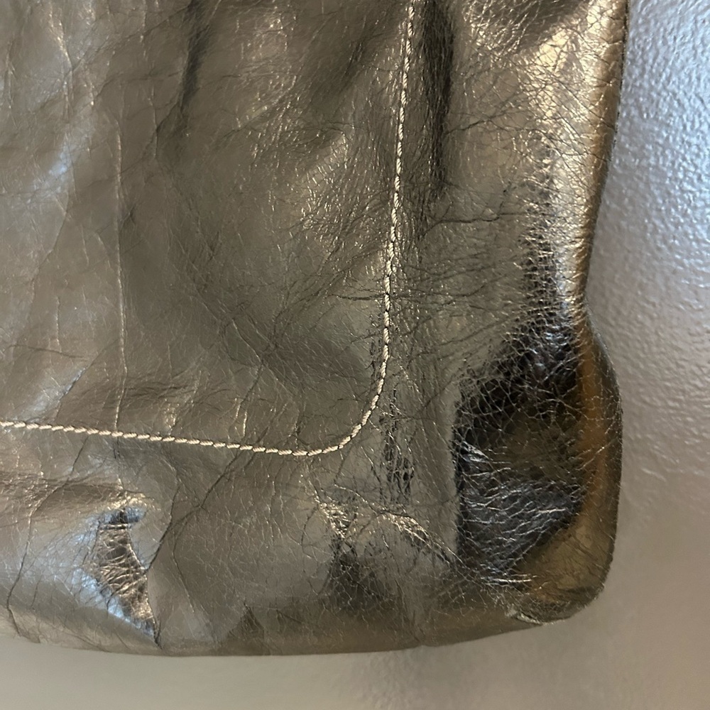 Coach cracked shiny leather Shoulder tote very good condition with Chain strap - Picture 6 of 16